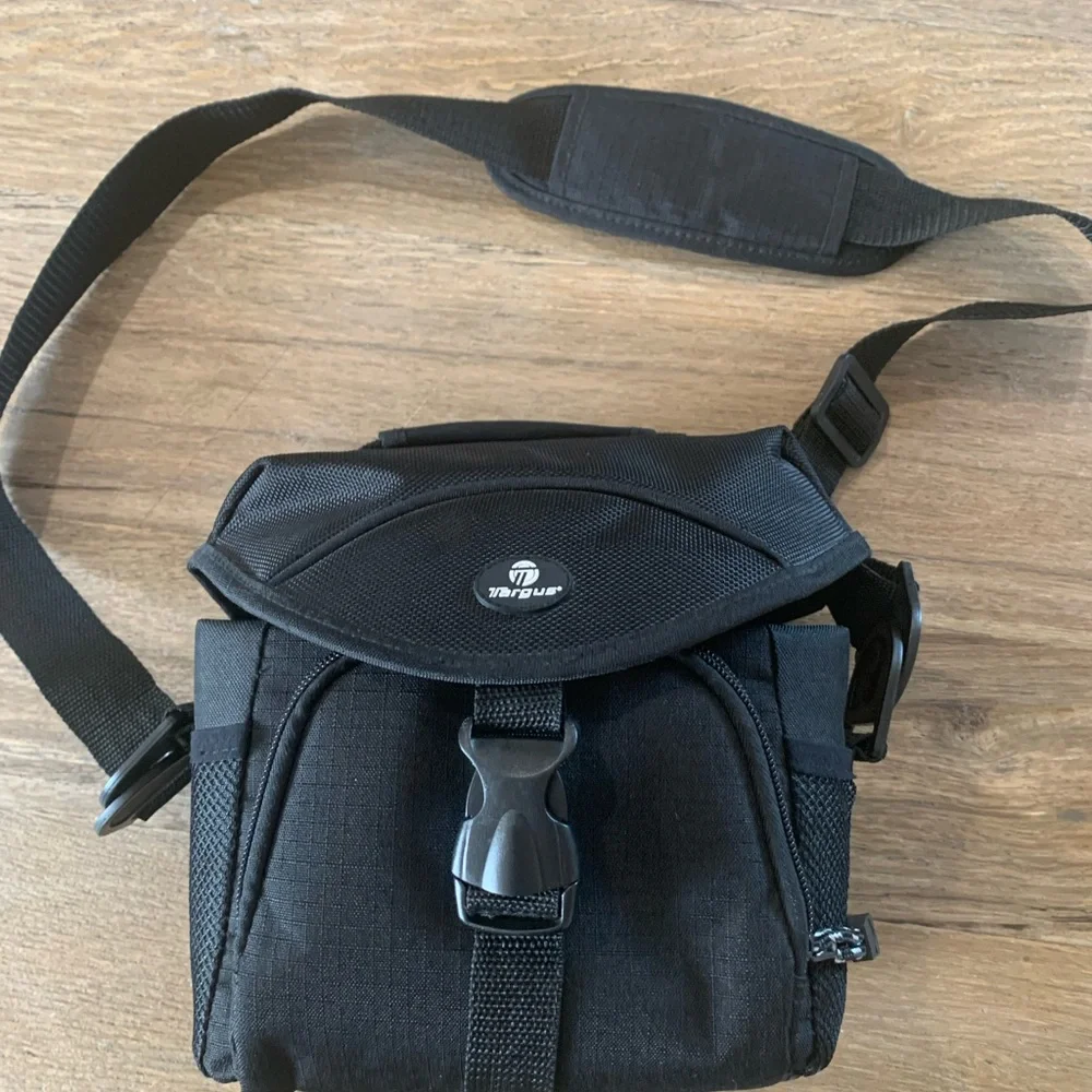 NWOT: Targus Black Camera Bag Organizer With Shoulder Strap and many pockets